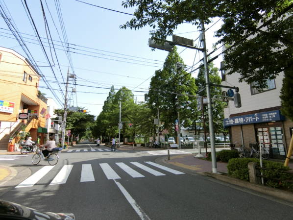 サンヴェール亀有までは葛西用水親水水路沿いの道を通ります。植樹が美しい街並みです。