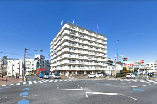白鳥ダイヤモンドマンションは9階建てのマンションです。水戸街道沿い、白鳥交差点の角地に立地し、1号館と2号館があります。