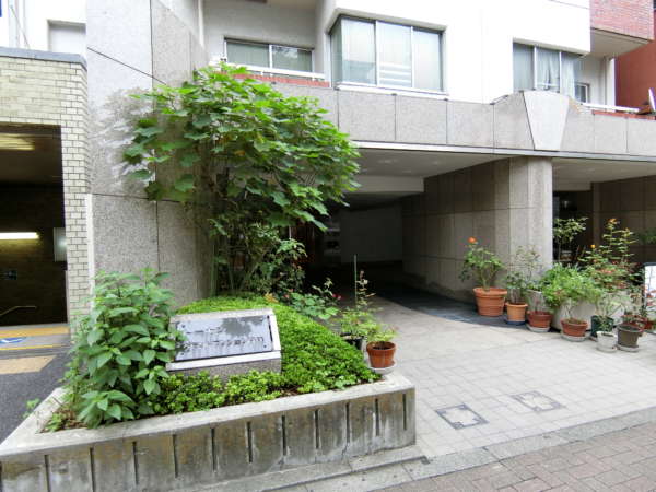 トーカングランドマンション音羽外観共用部1｜植栽の整備されていて、落ち着いきつつ、はんなりした印象でした。