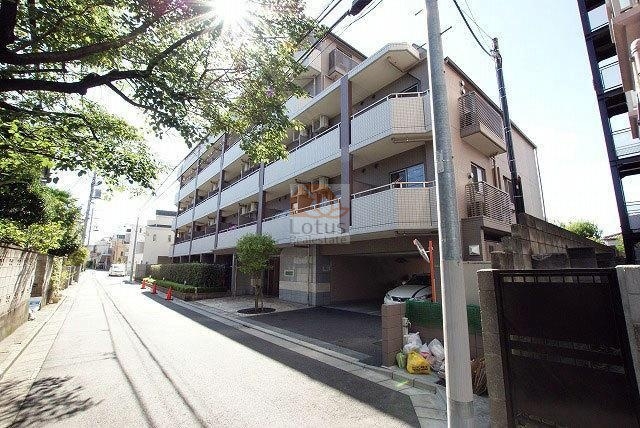 日神デュオステージ上板橋は、平成19年築、閑静な住宅街に調和する、5階建て低層のタイル貼りマンション。1階部分には駐車場を備え、ゆとりある道路接道と植栽が整った落ち着いた住環境。