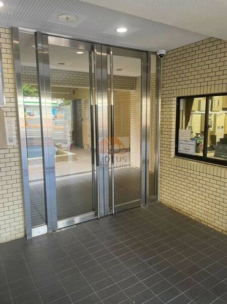 コスモ東長崎エントランス１｜エントランスは目白通り沿いに面しています。