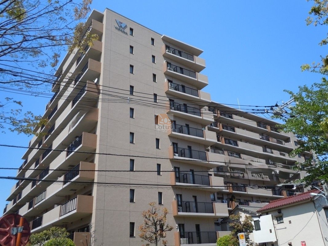 ザ・ウインベル本蓮沼は、本蓮沼駅から徒歩7分、地上10階建・総戸数104戸のビッグコミュニティです。横に広がるバルコニーラインが整い、規模感が視覚的に伝わる構成。前面に高層建物が密集しにくく、日中は空の広さが感じられる距離感で、住まいとしての落ち着きを重視したい方に向く外観といえます。