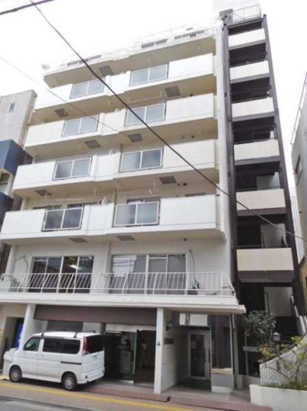 ハイム秋葉原82｜大通りから一本入った場所にあるので、交通音もさほど気になりません。周辺はマンションやオフィスビルが立ち並ぶエリアです。近くには三井記念病院、スーパーライフ、コンビニなどあり充実しています。