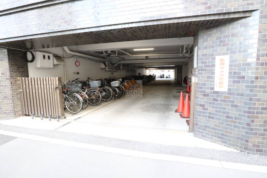 ワコー王子マンション共用部4｜駐車場・駐輪場に通じる車路です。