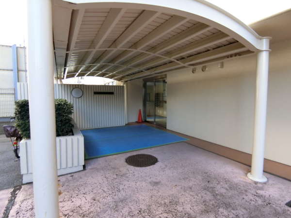 高砂スカイマンション外観共用部3｜エントランスは敷地の少し奥まったところにあります。見通しはいいですが少し離れています。