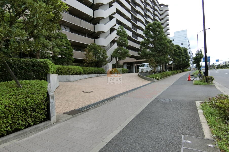 アリーナコーストエントランス1｜現地に来るとエントランス手前は車路になっていました。ホテルライクと言っていいと思います。