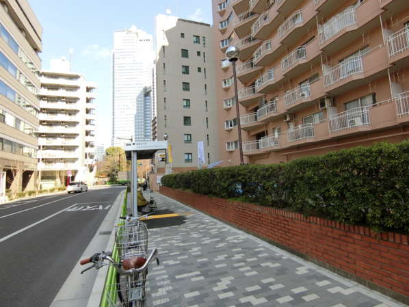 築地永谷コーポラス外観・共用部2｜マンションの目の前には「築地７丁目」バス停があります。