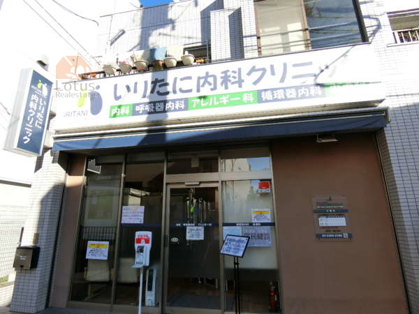 千代田マンションアプローチ２-3｜３Ｂ側は路地裏です。マンションの隣は「いりたに内科クリニック」という内科医院になっています。人気の委員だそうでこんではいるものの、先生はとても親身になってお話を聞いて下さり安心して受診できるとのこと。