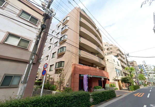 ワコーレロイヤル根岸外観３｜ワコーレロイヤル根岸は平成１０年完成の地上９階建てマンションです。金杉通りから一本入った根岸柳通り沿いにあります。山手線「鶯谷」駅、日比谷線「入谷」駅が徒歩圏内です。