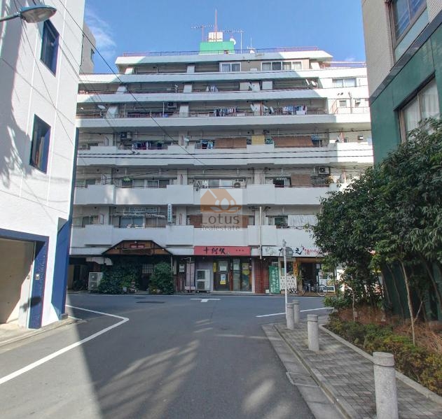 グリーンキャピタル赤羽の正面外観は、レトロな雰囲気を残す低層商店街沿いの風景にすっかり溶け込んでいます。1階部分には飲食店や商業テナントが並び、昔ながらの人通りとあたたかい下町の空気がいまも健在です。駅から3分という立地なのに、どこかゆるやかな時間が流れている感じがします。グリーンキャピタル赤羽は、1978年（昭和53年） 3月に建てられた7階建てのマンションです。