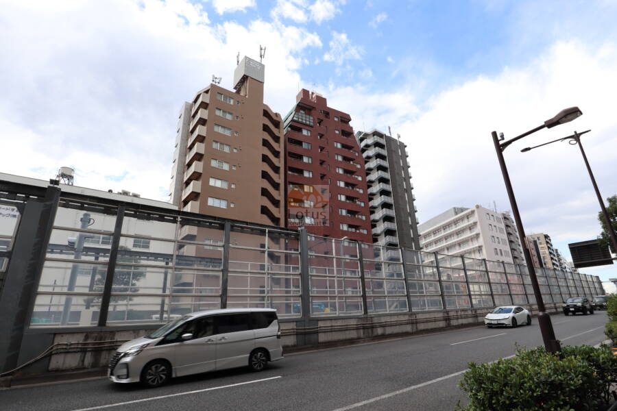 西新宿ビューハイツ外観2｜昭和57年築ですが、管理体制は良好で、長期修繕計画案もあるため、安心して暮らすことができます。