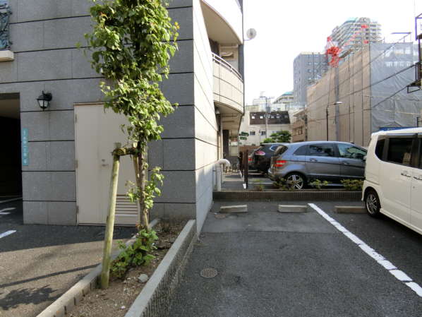 グランシティ目白台外観共用部5｜１階には駐車場がありますが、いくつかの住戸は専用利用権のある駐車場付きの住戸（駐車場利用料有料）となっています。