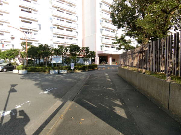 南砂住宅アプローチ10｜道路上に進むと２号棟の入り口が見えます。