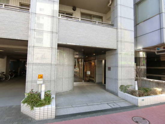 ダイナシティ新中野外観共用部7｜エントランスは通り沿いに面しています。
