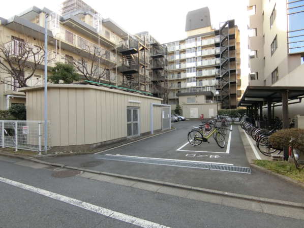 洋伸竹ノ塚マンション外観共用部6｜駐車・駐輪場です。