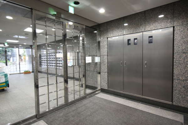 モリス御徒町外観共用部7｜オートロックをまたいでエントランスを外に見たところです。