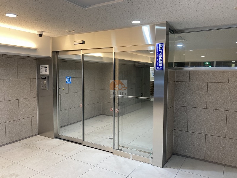 コーシン王子マンションエントランス2｜エントランスはオートロック付きで安心です。