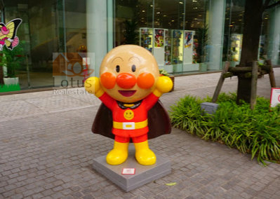 バンダイ 本社｜お隣に「バンダイ 本社ビル」があります。ビルの外にはアンパンマンやウルトラマン、ドラえもんなどなど、様々なアニメのキャラクターがあってテンション上がります。