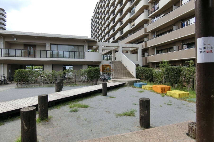 アリーナコースト共用部8｜集会棟は壱弐番館と参番館をつなぐコリドーの上にあります。