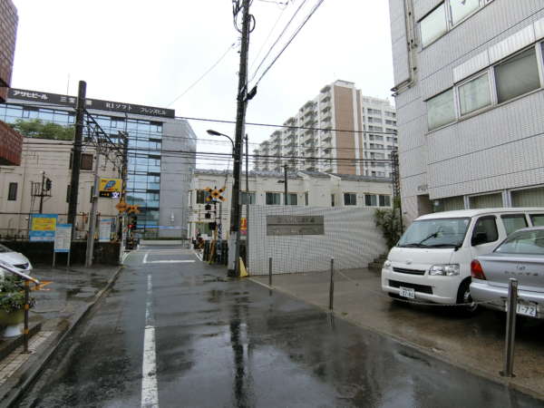 高田馬場住宅アプローチ追加5｜線路の踏切がありますので気をつけましょう。踏切を渡るとすぐ目白通りです。