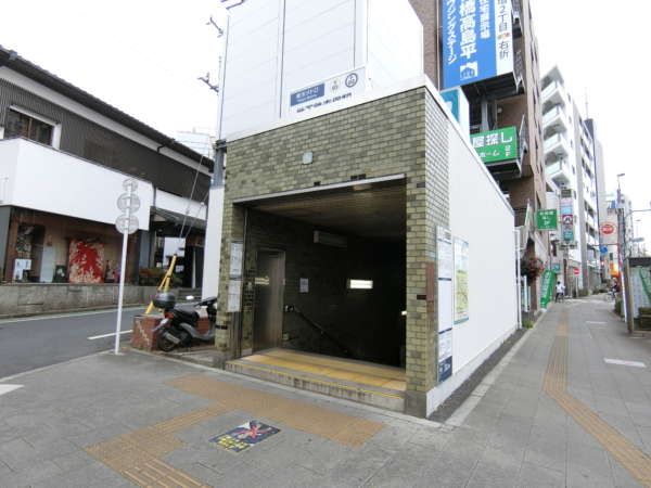 アーベイン赤塚アプローチ2｜地下鉄有楽町線「地下鉄赤塚」が最寄り駅ですので、ここから物件に進んでみましょう。写真は４番出口です。