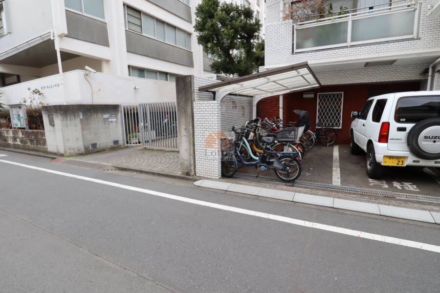 サンビューハイツ駒込共用部2｜外に駐車・駐輪スペースが設けられており、利便性と実用性を兼ね備えた設備が整っています。日常の移動を支える環境がきちんと整備されています。