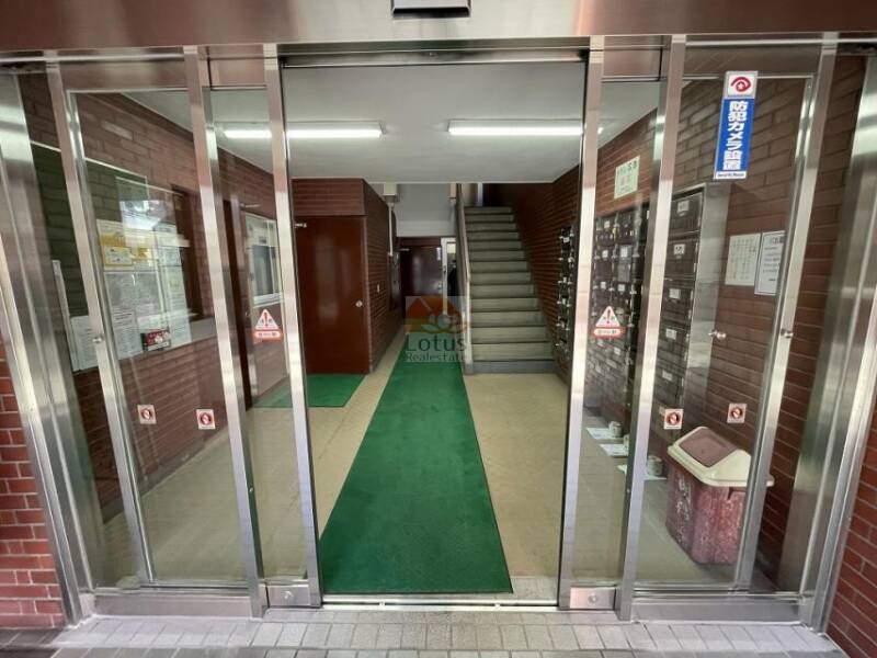 明穂和泉マンションエントランス４｜エントランスにはオートロックは備わっていません。