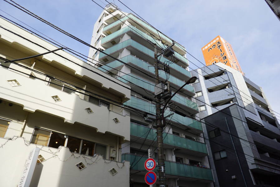 ハーモニーコート大泉学園外観1｜ハーモニーコート大泉学園は平成１３年築、１２階建てのマンションです。大泉学園駅から徒歩３分の立地です。駅周辺にはショッピングモールもあり便利です。