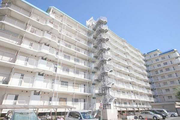 葛西第二スカイハイツ5018｜葛西第２スカイハイツは昭和５４年築、地上９階建ての大規模マンションです。北側にはキャンプ場やバーベキュー場を備えた富士公園があり、周辺は緑の多い住環境です。