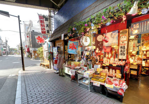東武浅草駅北口前からモスバーガーを右に歩いてくと、浅草寺の東側の通りにでます。その先にジーベック アイディー アサクサはあります。