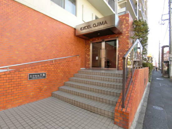 エクセル大島外観・共用部1｜エントランス周りは整然としており、スロープも整備されています。