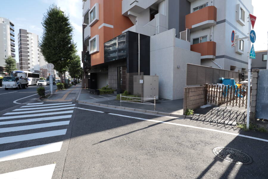 ランドステージ北千住ジョイスクエアエントランス5｜エントランス前は交通量が多いですが、人通りも多いということで一長一短ですね。