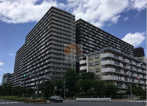 ニュートンプレイス　サウスコート外観３３｜サウスコート外観には、水平ラインを強調した建築デザインが施されています。現在もランドマーク的な景観の一角を担い、周囲の建物と一線を画しています。