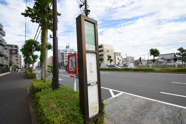 クイーンシティ葛西ベイスイート周辺｜エントランスの目の前には「東葛西六丁目バス停」があります。