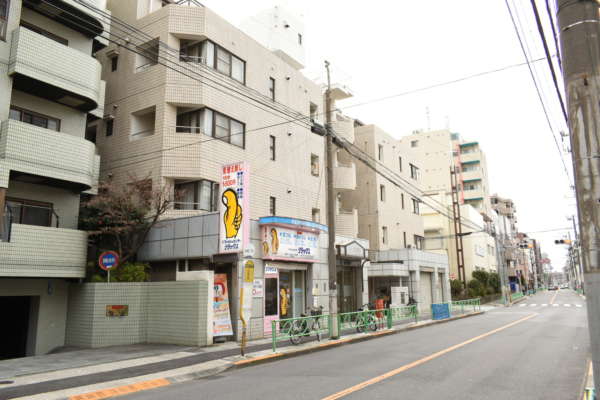 朝日プラザ中野弥生町アプローチ5｜朝日プラザ中野弥生町が見えてきました。