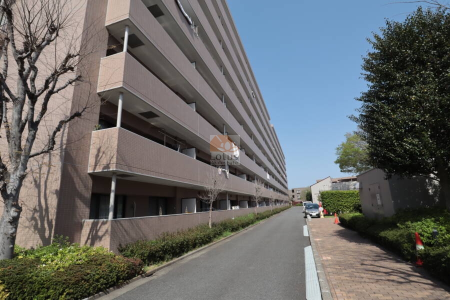 ファミールシティ武蔵関１番館外観3｜広い接道面と植栽帯により、開放感と落ち着きのある住環境が確保されています。