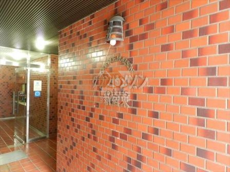 グランドメゾン新宿東5087｜エントランスには耐震基準適合マークが掲示されており、安心の住まいであることが一目でわかります。