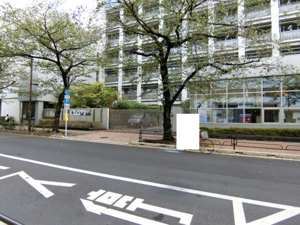 プレシス上野駅前アプローチ3｜駅前は鉄道学校として有名な岩倉高校です。文教地区でもあります。そのため、一見ごチャットした街並みですが、並木道もあり、周辺にはいかがわしい施設はありません。