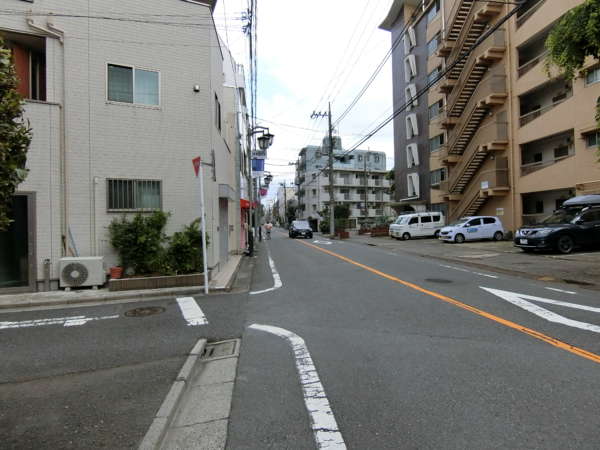 オーベル練馬アプローチ2｜道は２車線のバス通りになっていますから注意してください。