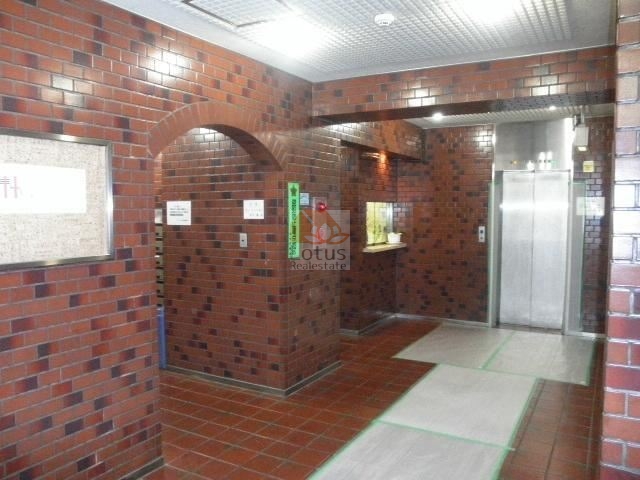 グランドメゾン新宿東2｜エントランスホールは、天井高があり、柔らかな光が差し込む空間です。住まう人の日常を、静かに丁寧に包み込む雰囲気があります。
