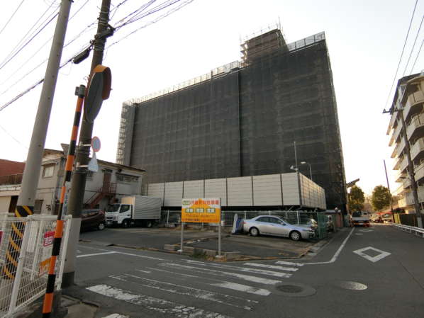 竹の塚マンション外観・共用部7｜写真は2019年１月下旬。外壁修繕が大詰めを迎えようとしていました。