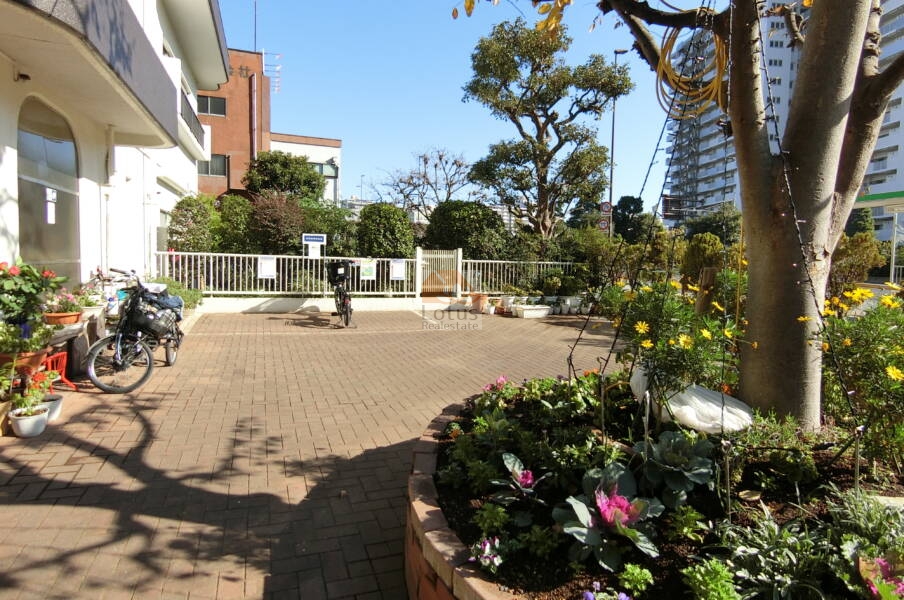 日商岩井亀戸マンション共用部3｜イントランスホールの手前の中にはこんな感じになっています。ゆとりのある空間ですね。