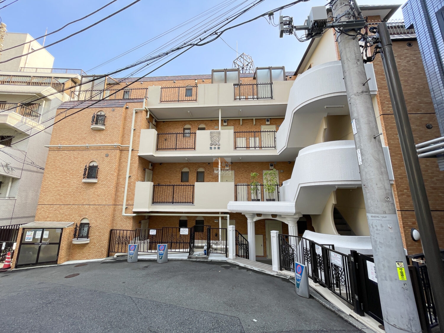 キャッスルマンション荒木町の外観です。レンガ調の外壁と白い曲線階段が組み合わされ、視覚的に陰影が出やすい造りになっています。四谷三丁目駅徒歩5分・曙橋駅徒歩4分の立地ながら外苑東通りから奥まった位置で、通りの音が直接届かない印象があります。小規模ながらも外観の素材に差異があり、動線が短く感じられる設計といえます。キャッスルマンション荒木町は、昭和58年築、5階建てのマンションです。