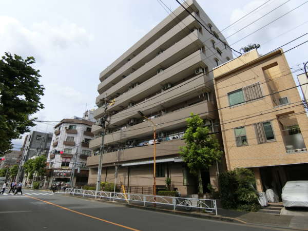 藤和シティコープ錦糸町２外観共用部2｜南側が通りに面しているので、日当たり良好な地形です。春日通りに面してはいますが、想像するより交通量はありません。この先の横十間川で車幅が減少するので、おおむね行き止まりと言えるからです。