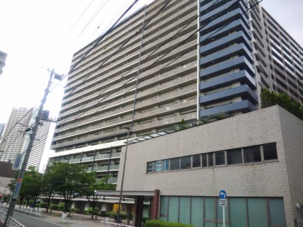 メインエントランス脇にあるアクアウイング。マンションが巨大なので一枚に入らず申し訳ありません。