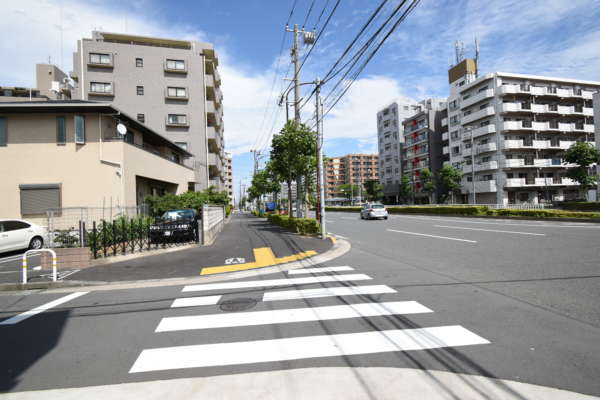 メイツ葛西第２アプローチ1｜清砂大橋通りは、実はさほど交通量もなく、広くてすっきりした通りです。この先は江戸川なのですが、現時点では行き止まりです。
