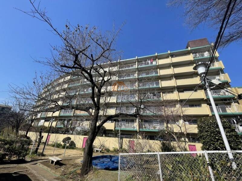 富士見ハイム外観９｜富士見ハイムは、昭和42年に建てられた、全2棟で総戸数103戸を誇る大規模なコミュニティです。