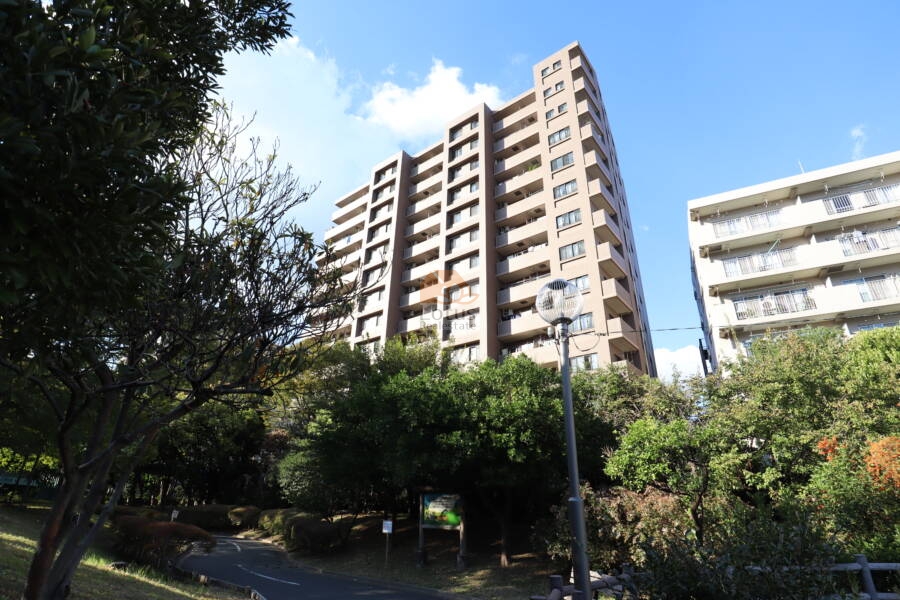 ナイスパークステイツ東陽町仙台堀川公園外観2｜ナイスパークステイツ東陽町仙台堀川公園は、近代的なデザインと機能性を兼ね備えた建物で、外壁は落ち着いた色合いの素材で仕上げられています。