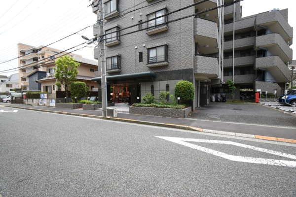 ライオンズガーデン葛西外観共用部1｜整備された街路です。グレーを基調とした落ち着いた外観でした。