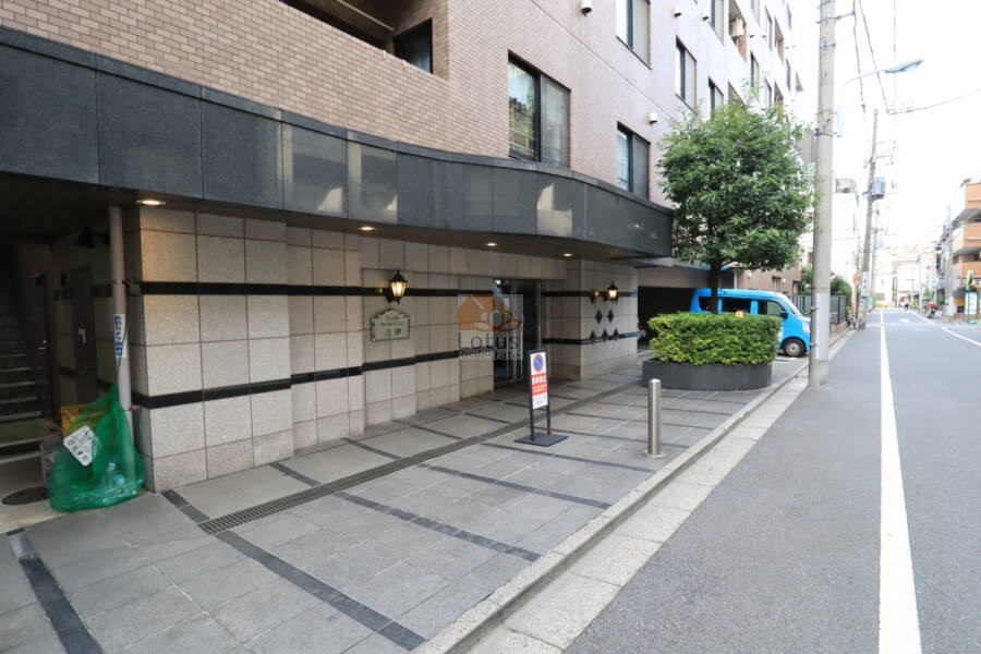 日神パレステージ浅草エントランス1｜エントランスはオートロック式で、重厚感のある落ち着いた印象です。管理のしっかりしたマンションです。ペットも飼育できます。